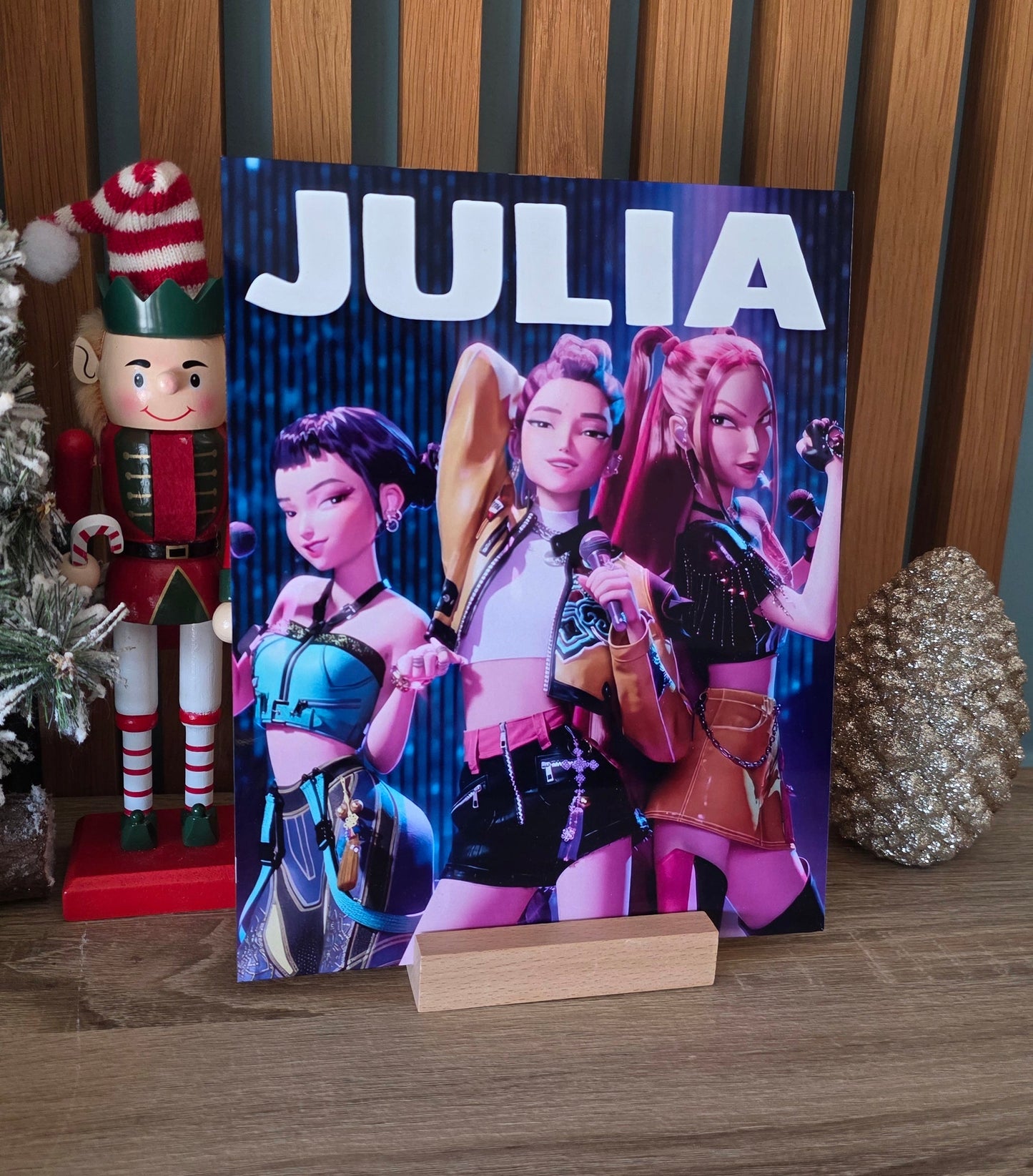 Plaque Métal KPOP HUNTRIX avec support en bois